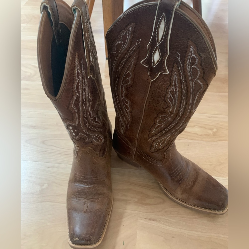Women’s size 7 1/2 Justin Boots. Great condition. Only worn twice.